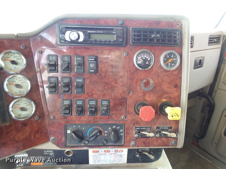 image for item BJ9783 2004 International 9400i semi truck