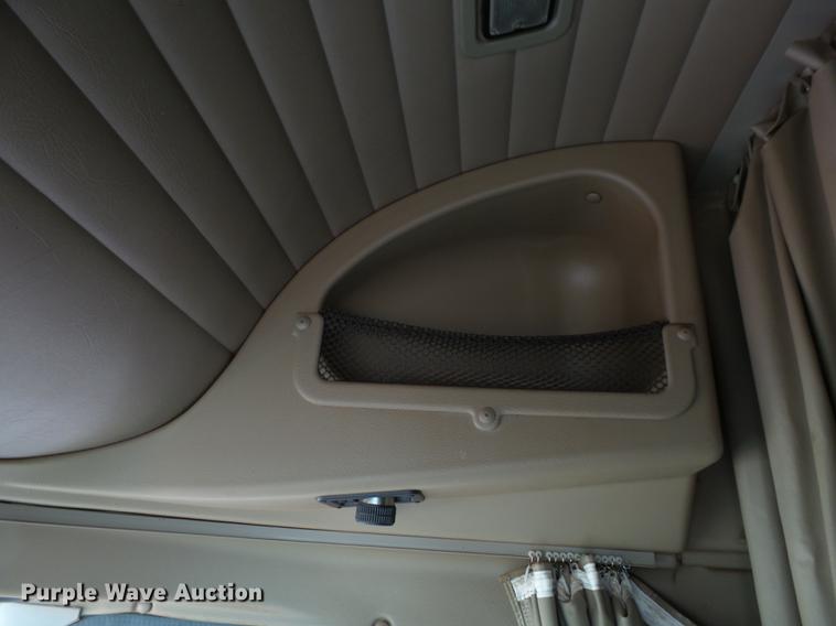 image for item BJ9783 2004 International 9400i semi truck