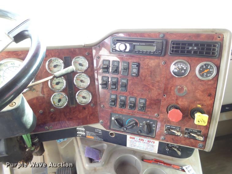 image for item BJ9783 2004 International 9400i semi truck