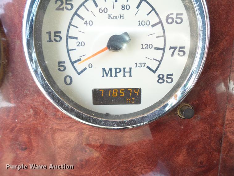 image for item BJ9783 2004 International 9400i semi truck