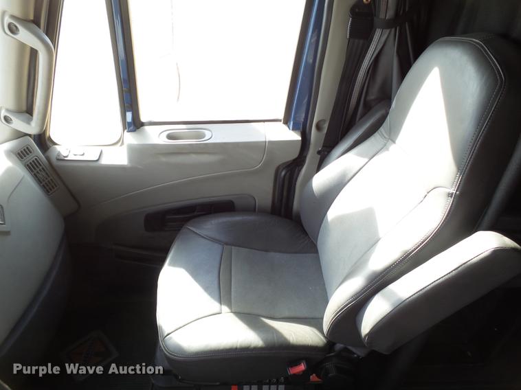 image for item BJ9787 2014 International ProStar semi truck