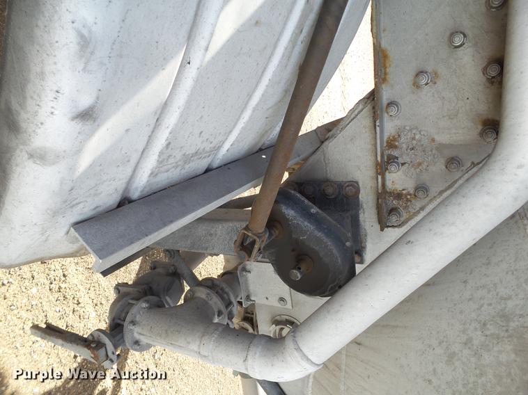 image for item BJ9788 2000 Heil pneumatic dry bulk tank trailer