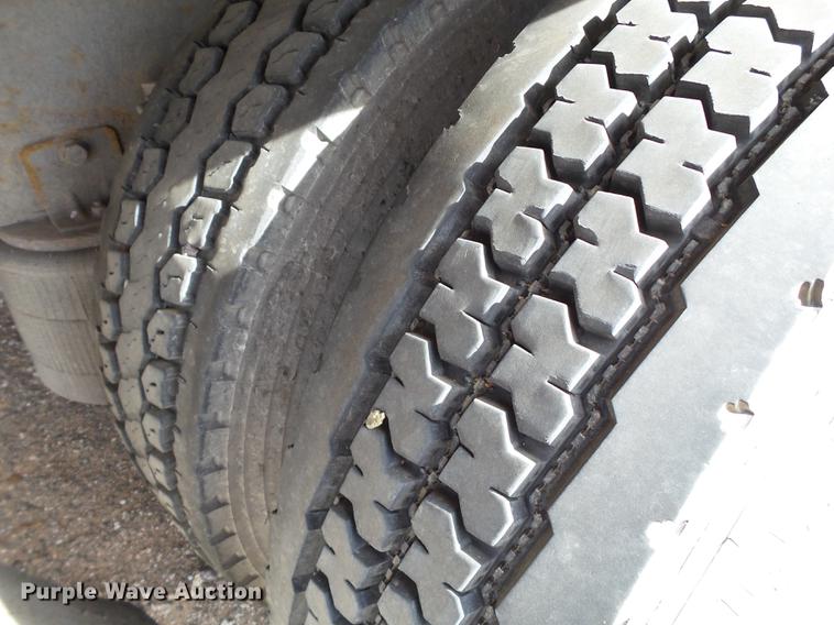 image for item BJ9791 2004 International 9400i semi truck