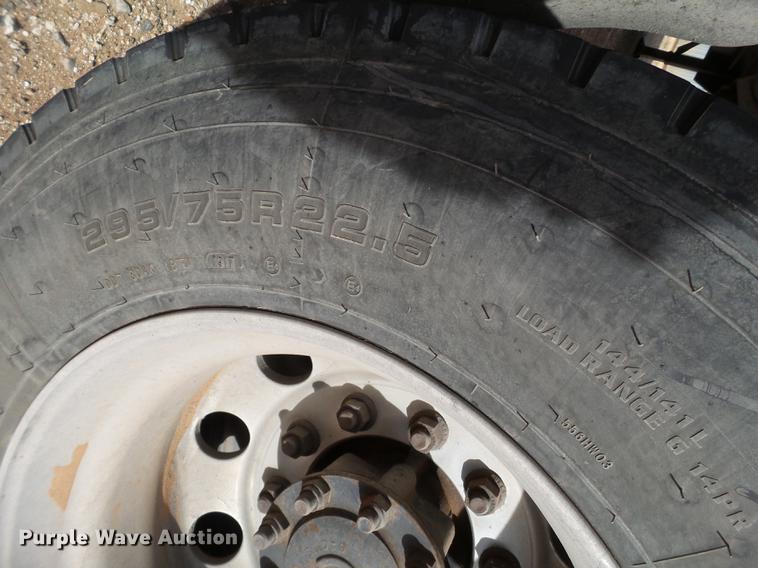 image for item BJ9791 2004 International 9400i semi truck