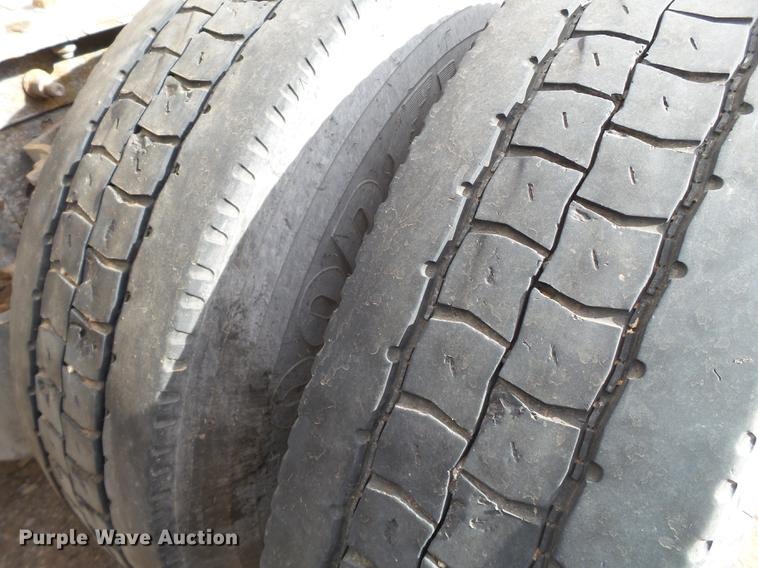 image for item BJ9791 2004 International 9400i semi truck