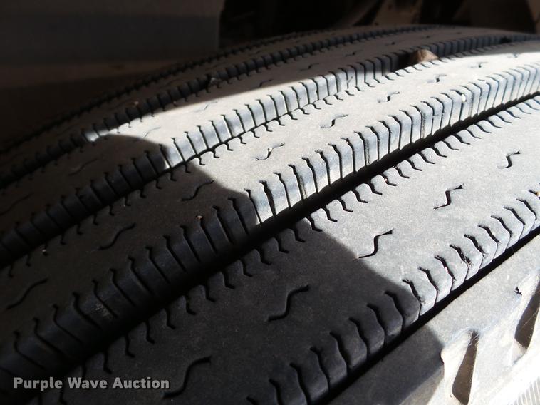 image for item BJ9791 2004 International 9400i semi truck