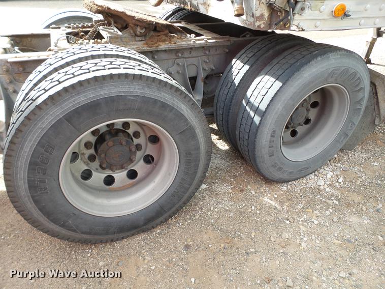 image for item BJ9791 2004 International 9400i semi truck