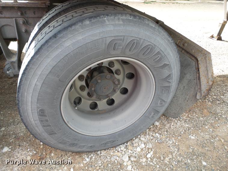 image for item BJ9791 2004 International 9400i semi truck