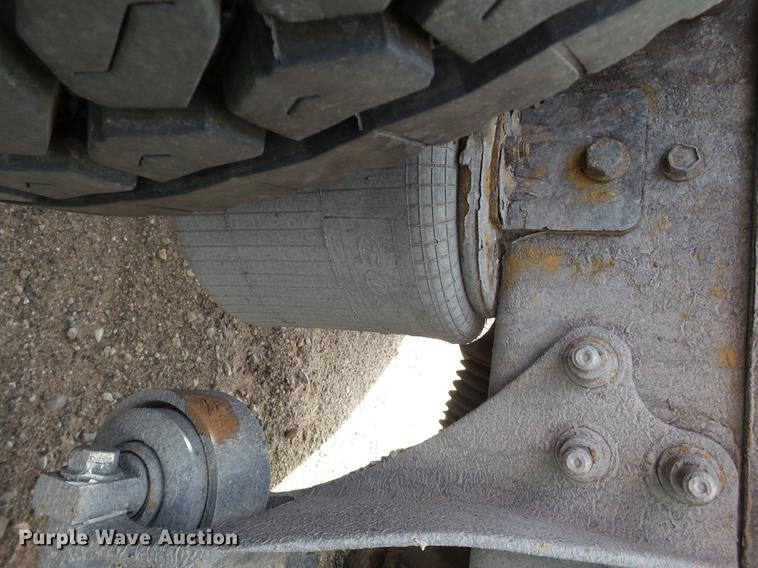 image for item BJ9791 2004 International 9400i semi truck