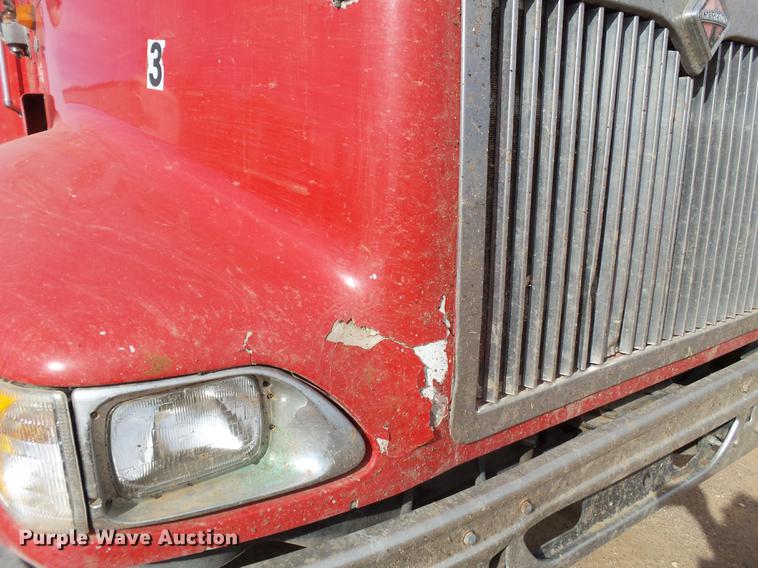 image for item BJ9791 2004 International 9400i semi truck