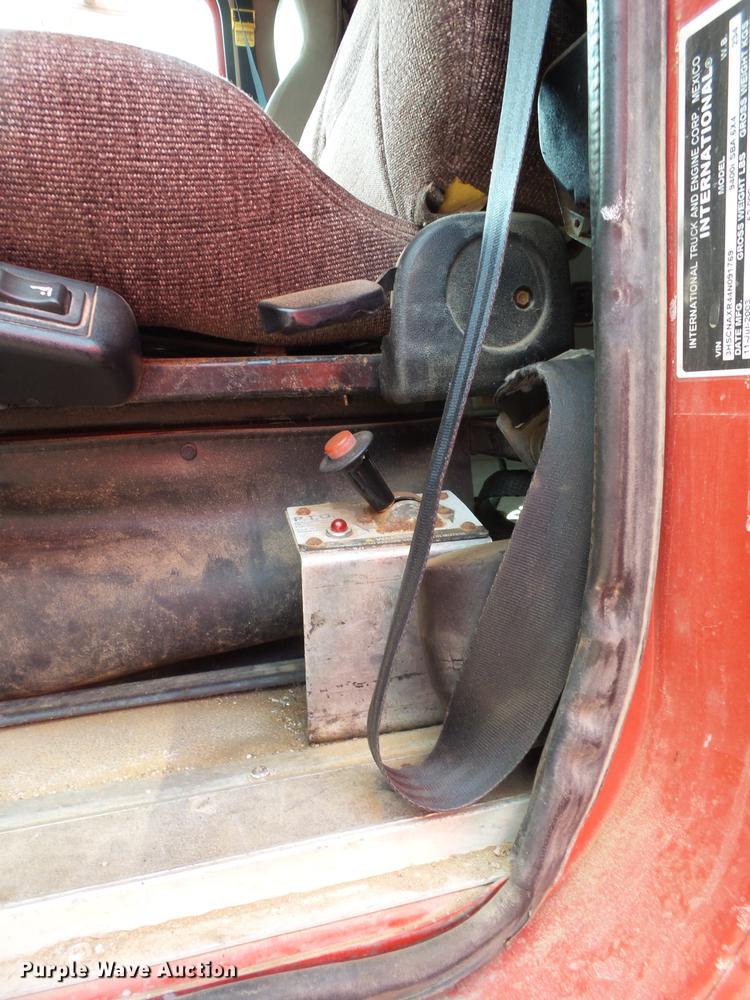 image for item BJ9791 2004 International 9400i semi truck