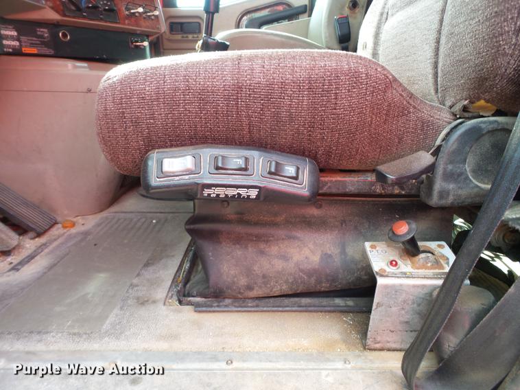 image for item BJ9791 2004 International 9400i semi truck