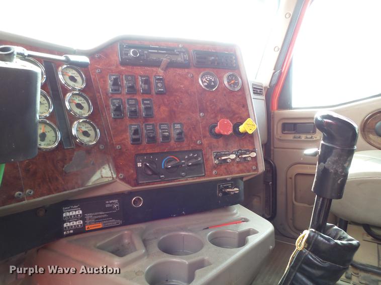 image for item BJ9791 2004 International 9400i semi truck