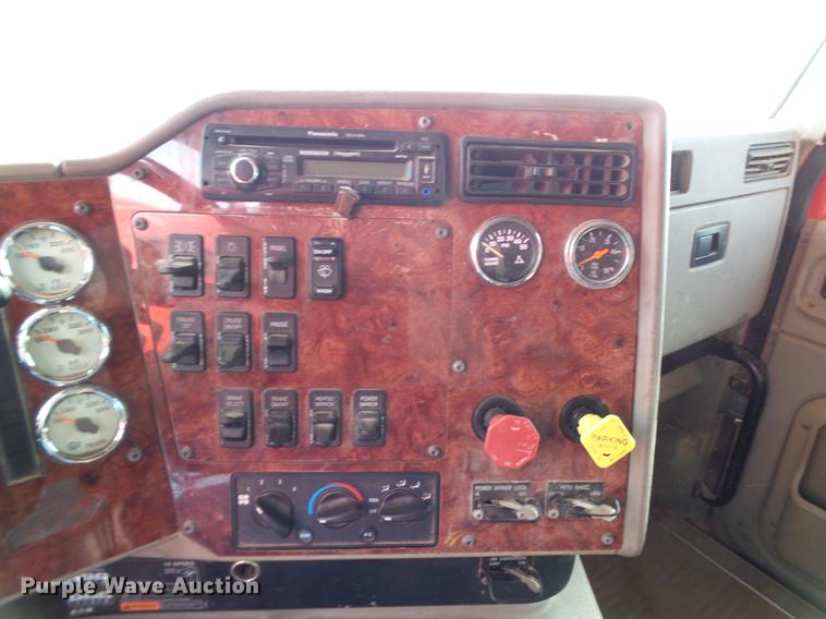 image for item BJ9791 2004 International 9400i semi truck