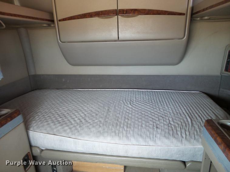 image for item BJ9791 2004 International 9400i semi truck