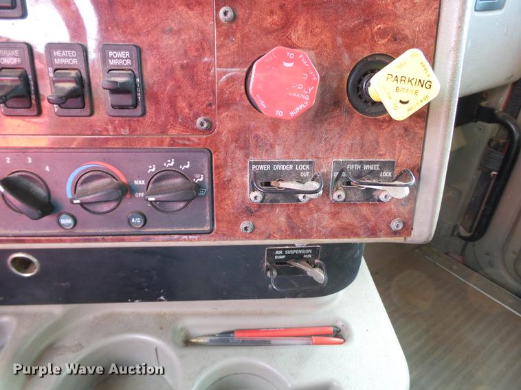 image for item BJ9791 2004 International 9400i semi truck