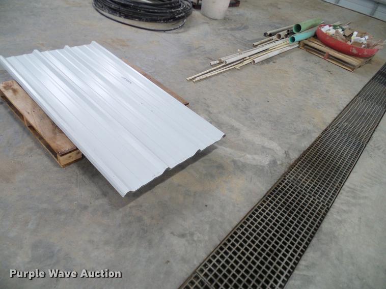image for item BU9631 Approximately 32 sheets steel siding