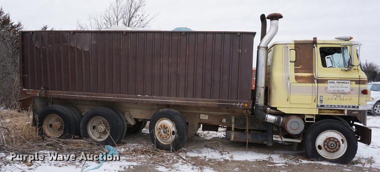 image for item DB0382 1978 International Transtar II grain truck