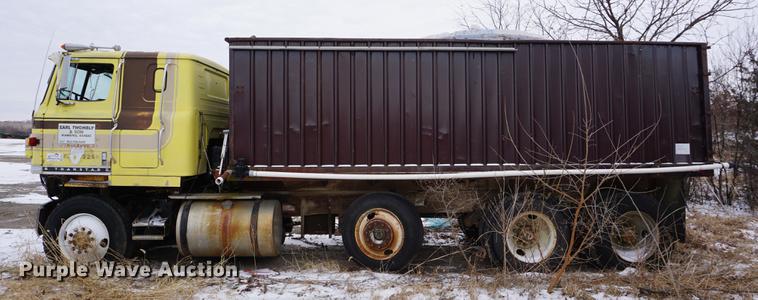 image for item DB0382 1978 International Transtar II grain truck