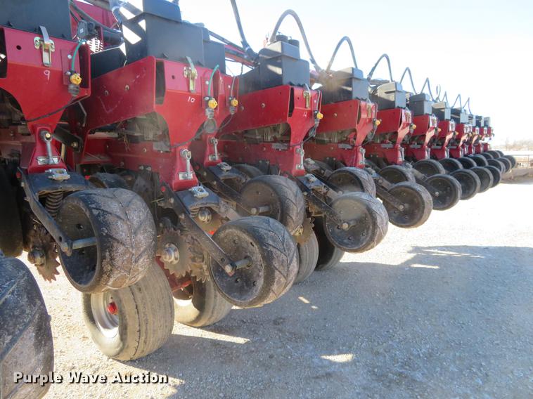 image for item DC0860 2012 Case IH 1240 Early Riser 16/31 split row planter