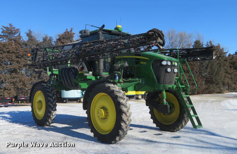 image for item DC0863 2014 John Deere 4830 self-propelled sprayer