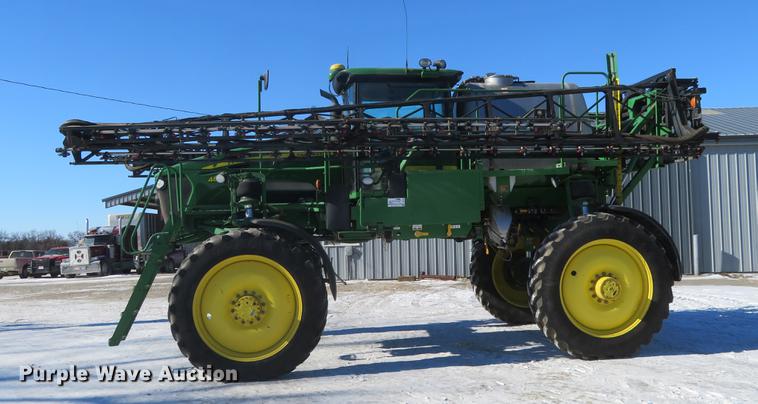 image for item DC0863 2014 John Deere 4830 self-propelled sprayer