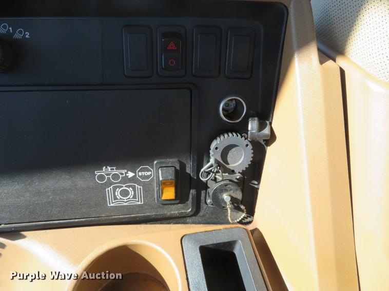 image for item DC0863 2014 John Deere 4830 self-propelled sprayer