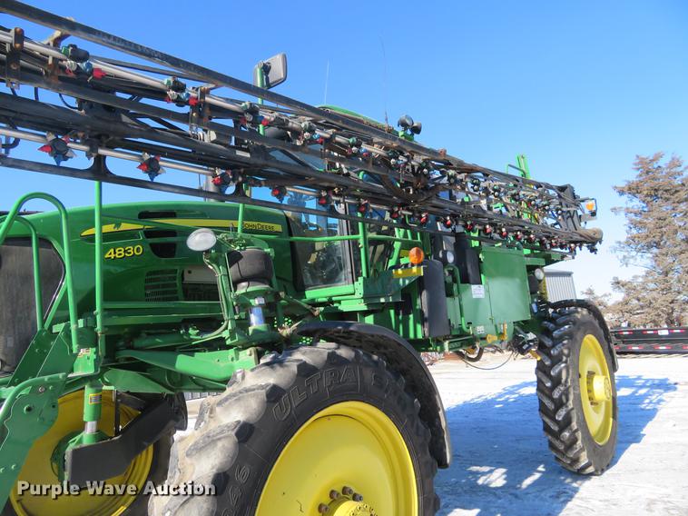 image for item DC0863 2014 John Deere 4830 self-propelled sprayer