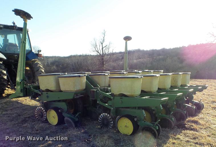 image for item DC7443 John Deere 7000 no-till split row planter