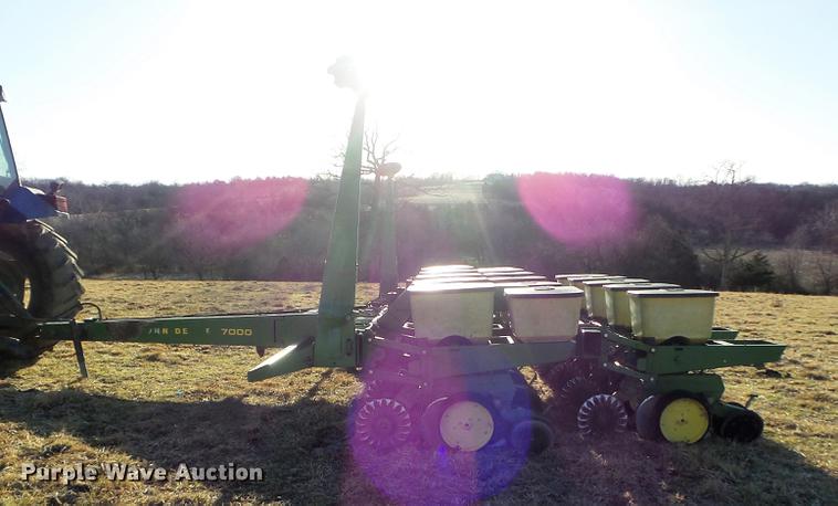 image for item DC7443 John Deere 7000 no-till split row planter