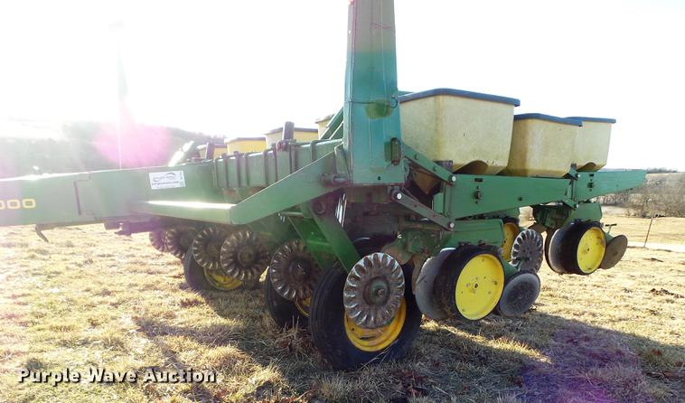image for item DC7443 John Deere 7000 no-till split row planter