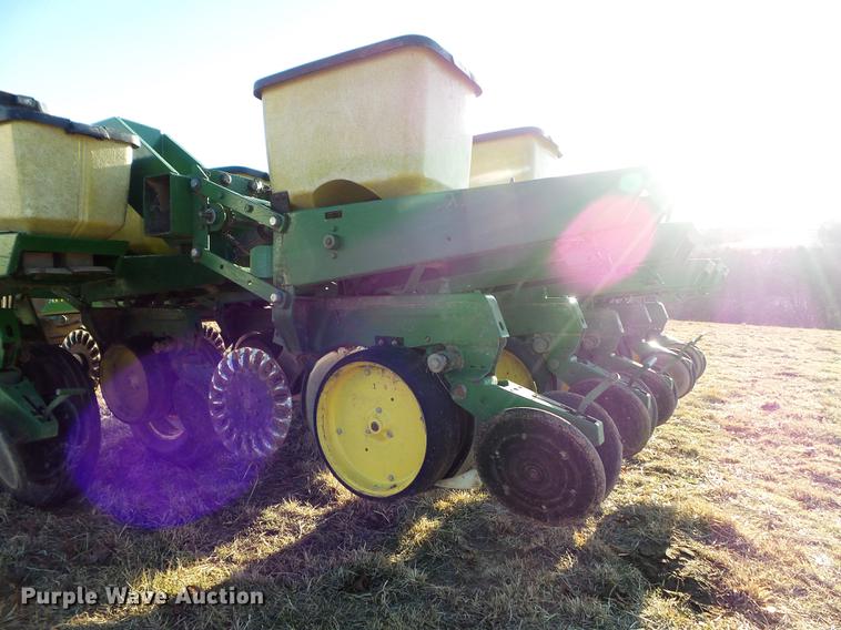image for item DC7443 John Deere 7000 no-till split row planter