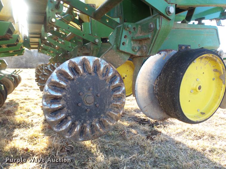 image for item DC7443 John Deere 7000 no-till split row planter