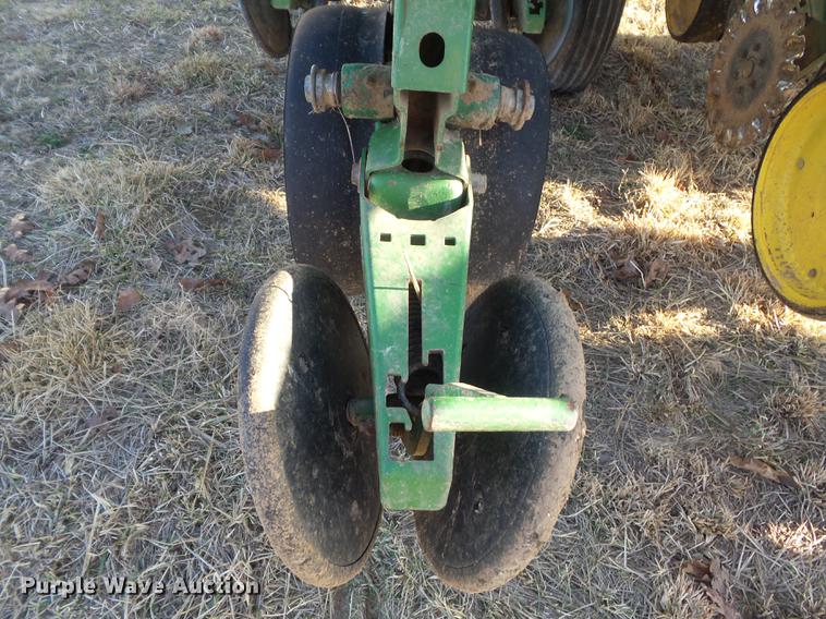 image for item DC7443 John Deere 7000 no-till split row planter