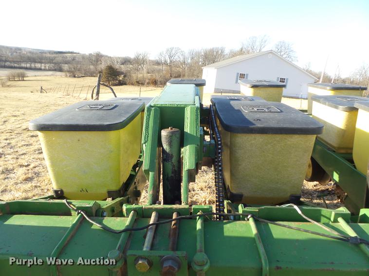 image for item DC7443 John Deere 7000 no-till split row planter