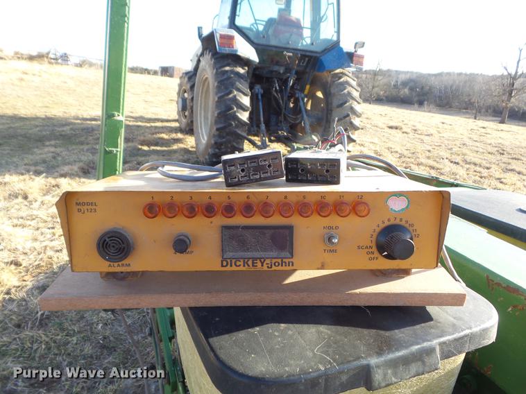 image for item DC7443 John Deere 7000 no-till split row planter