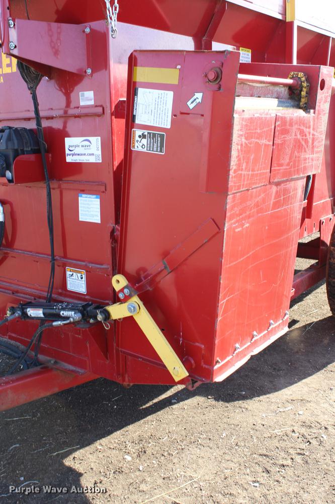 image for item DC7725 2015 Schuler HF295 feed wagon
