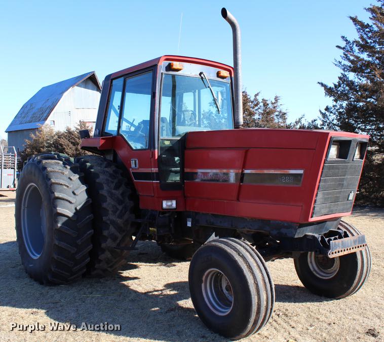 image for item DC7734 1982 International 5288 tractor
