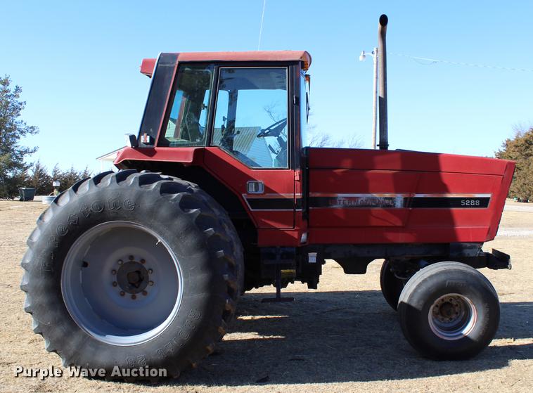 image for item DC7734 1982 International 5288 tractor