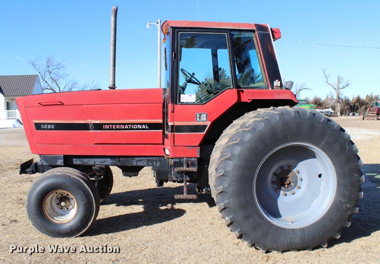 image for item DC7734 1982 International 5288 tractor