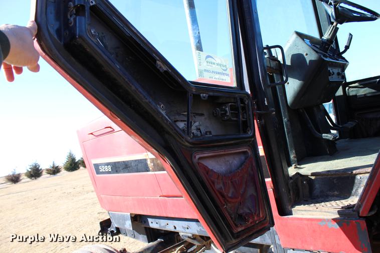 image for item DC7734 1982 International 5288 tractor