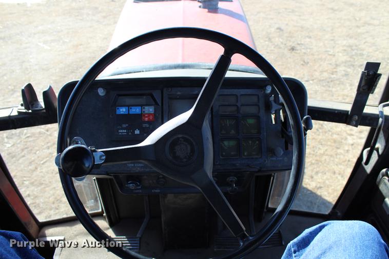 image for item DC7734 1982 International 5288 tractor