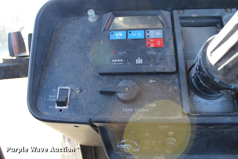 image for item DC7734 1982 International 5288 tractor