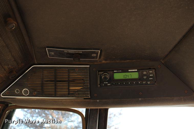 image for item DC7734 1982 International 5288 tractor