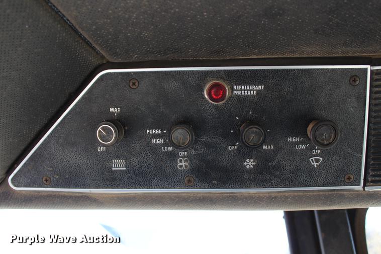 image for item DC7734 1982 International 5288 tractor