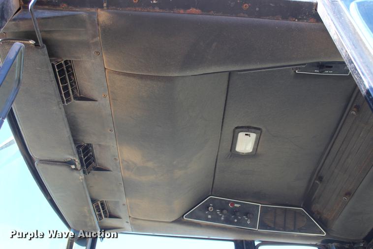 image for item DC7734 1982 International 5288 tractor