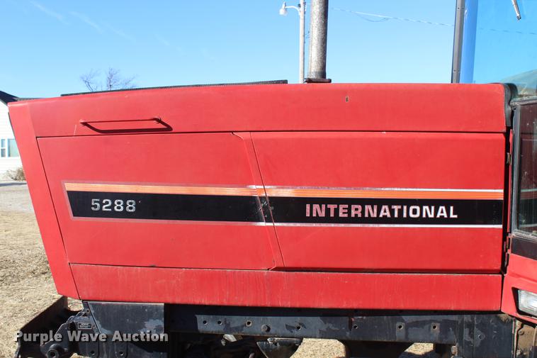 image for item DC7734 1982 International 5288 tractor