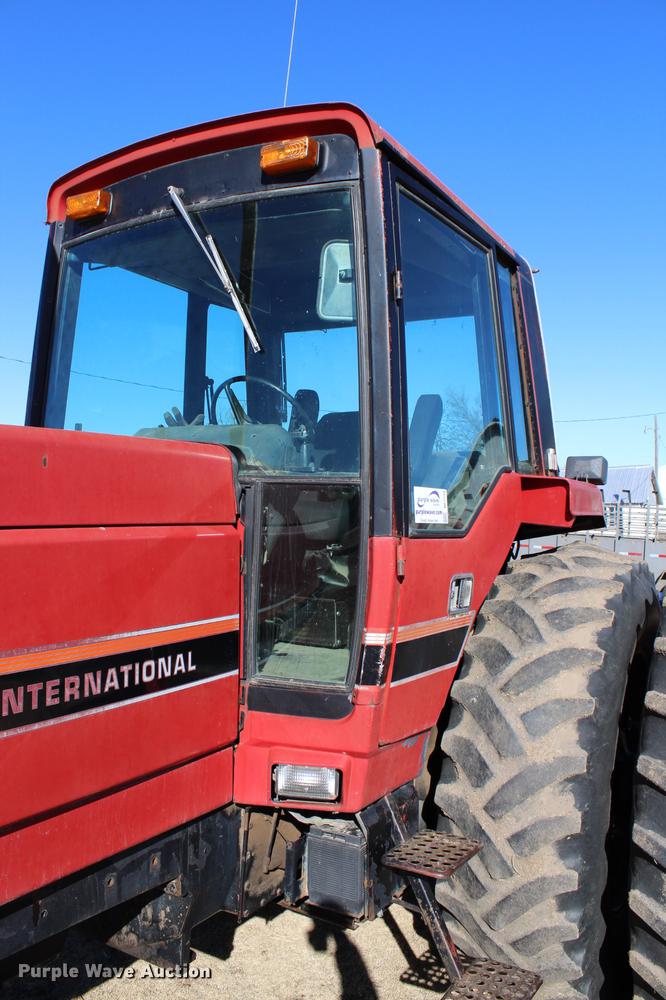 image for item DC7734 1982 International 5288 tractor