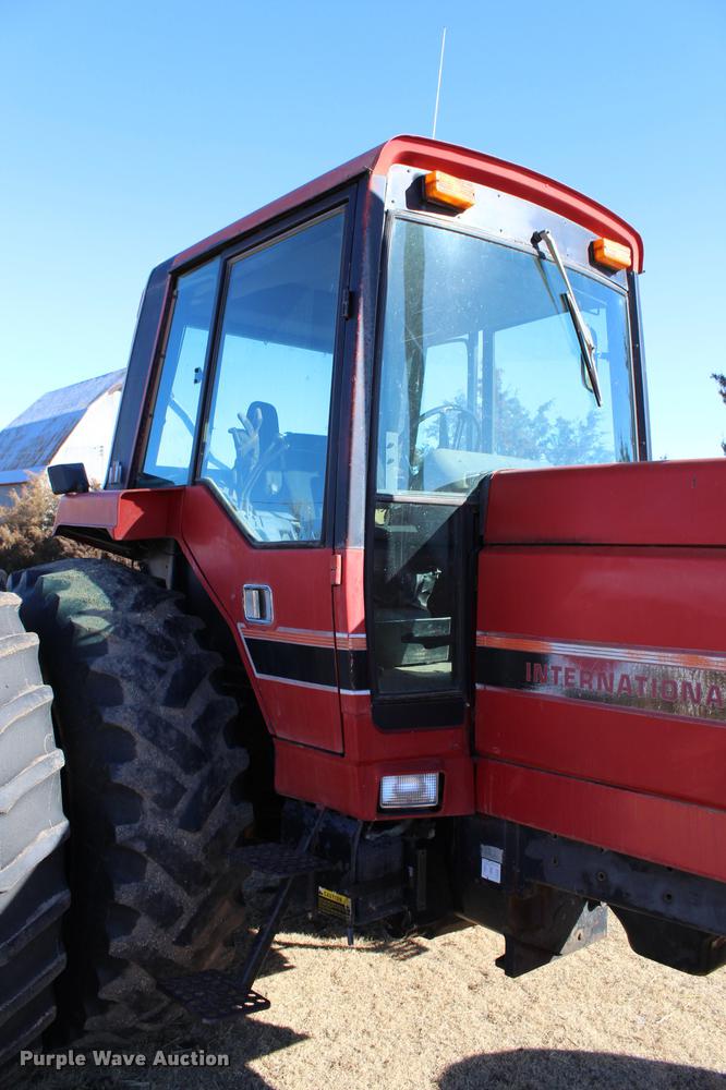 image for item DC7734 1982 International 5288 tractor