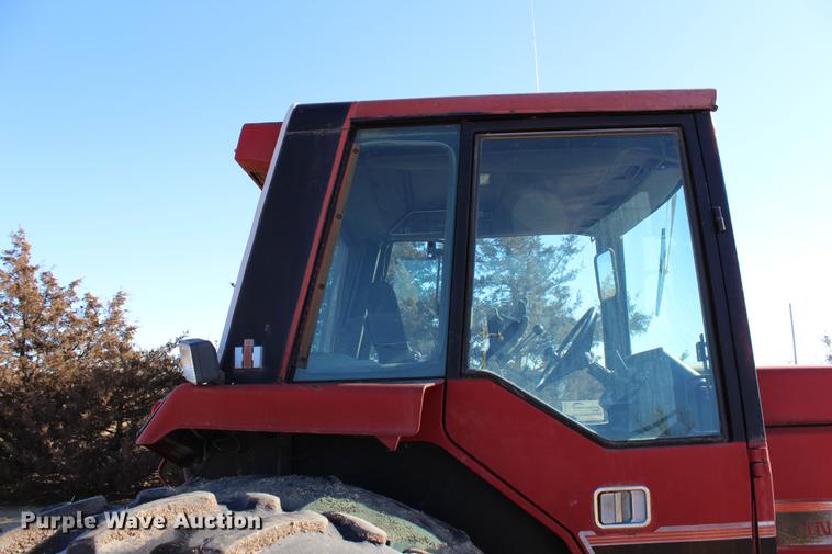 image for item DC7734 1982 International 5288 tractor
